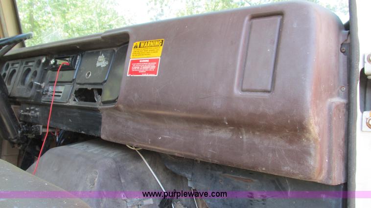 image for item J8578 1984 International S1900 flatbed truck