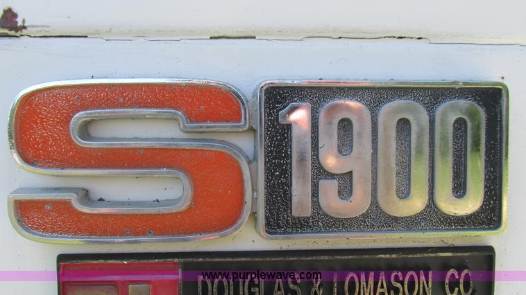 image for item J8578 1984 International S1900 flatbed truck