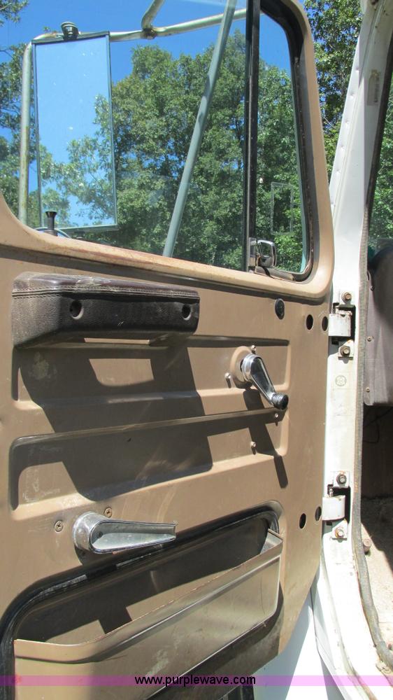 image for item J8578 1984 International S1900 flatbed truck