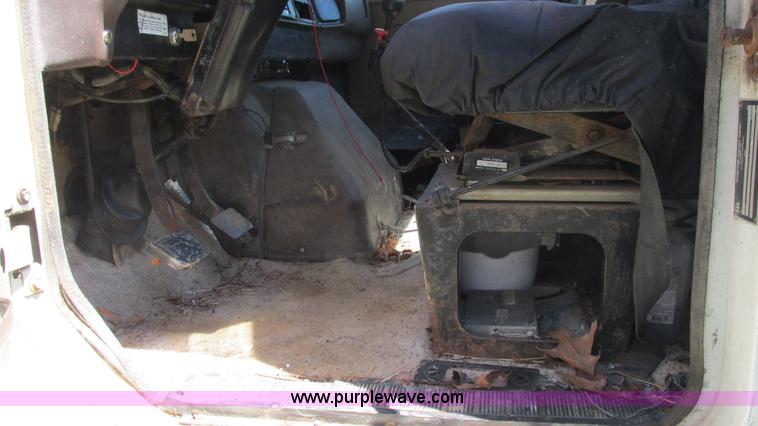 image for item J8578 1984 International S1900 flatbed truck