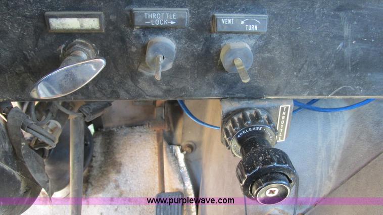 image for item J8578 1984 International S1900 flatbed truck