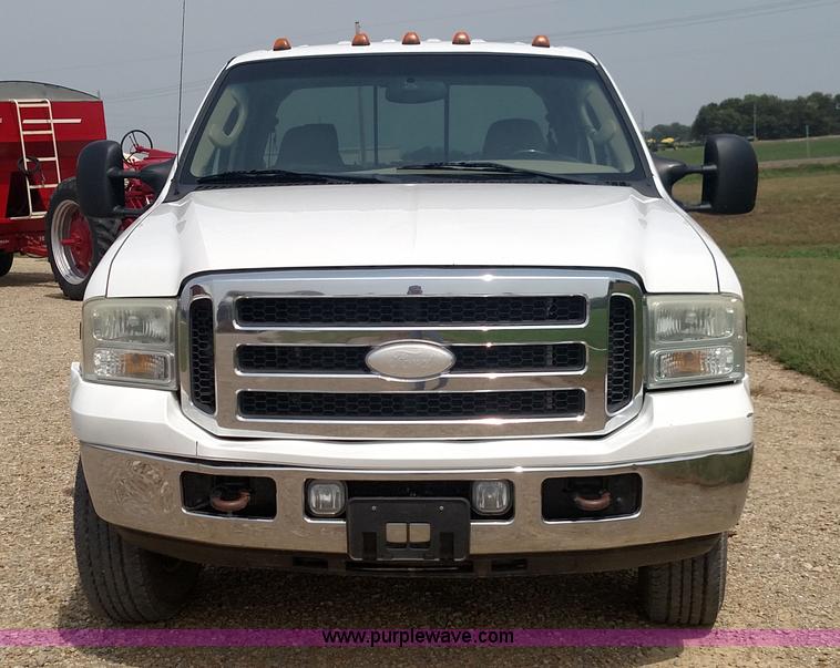 image for item K1142 2005 Ford F350 Super Duty Lariat FX4 Crew Cab pickup truck