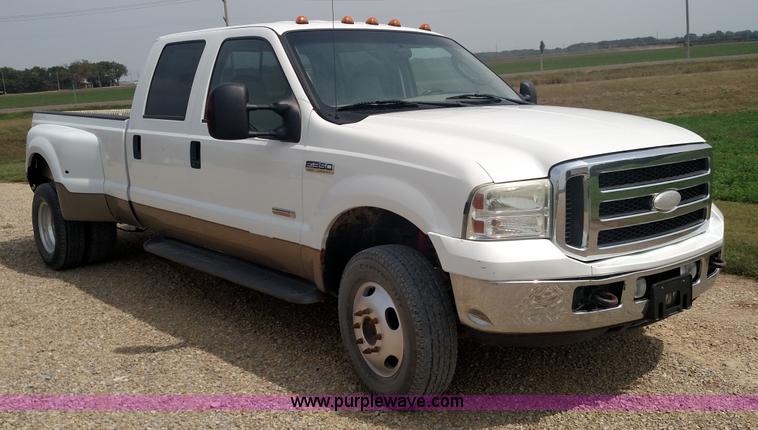 image for item K1142 2005 Ford F350 Super Duty Lariat FX4 Crew Cab pickup truck