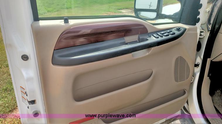 image for item K1142 2005 Ford F350 Super Duty Lariat FX4 Crew Cab pickup truck