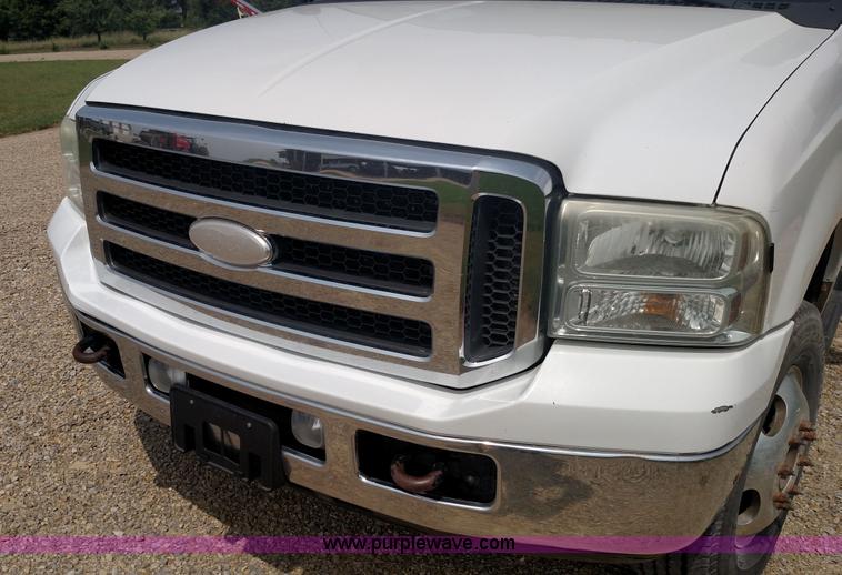 image for item K1142 2005 Ford F350 Super Duty Lariat FX4 Crew Cab pickup truck