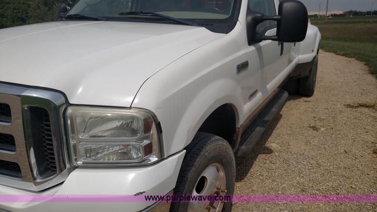 image for item K1142 2005 Ford F350 Super Duty Lariat FX4 Crew Cab pickup truck