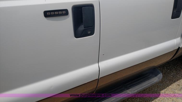 image for item K1142 2005 Ford F350 Super Duty Lariat FX4 Crew Cab pickup truck