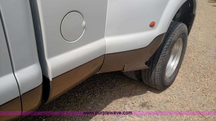 image for item K1142 2005 Ford F350 Super Duty Lariat FX4 Crew Cab pickup truck