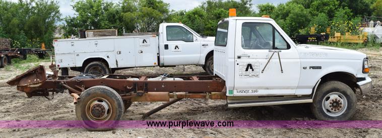 image for item K6072 1997 Ford F450 Super Duty truck cab and chassis