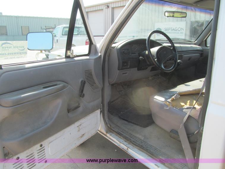 image for item K6320 1997 Ford F350 XL flatbed pickup truck