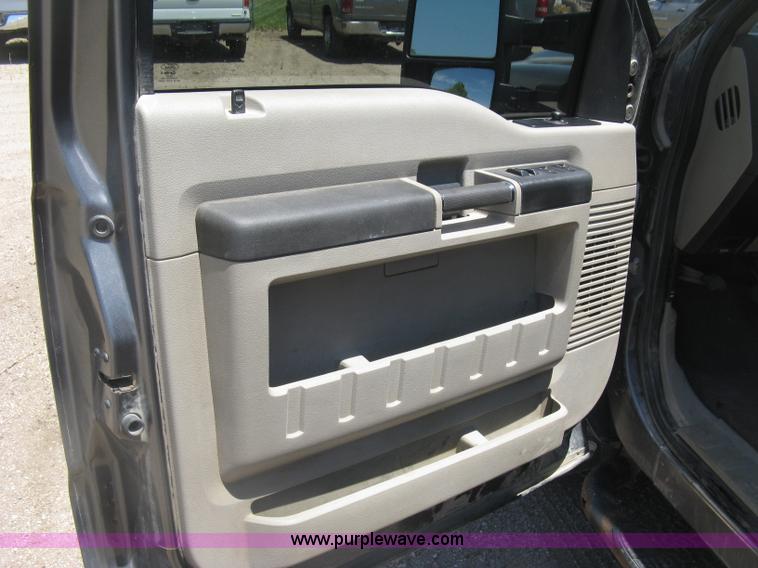 image for item K8652 2010 Ford F350 Super Duty XLT Crew Cab flatbed pickup truck