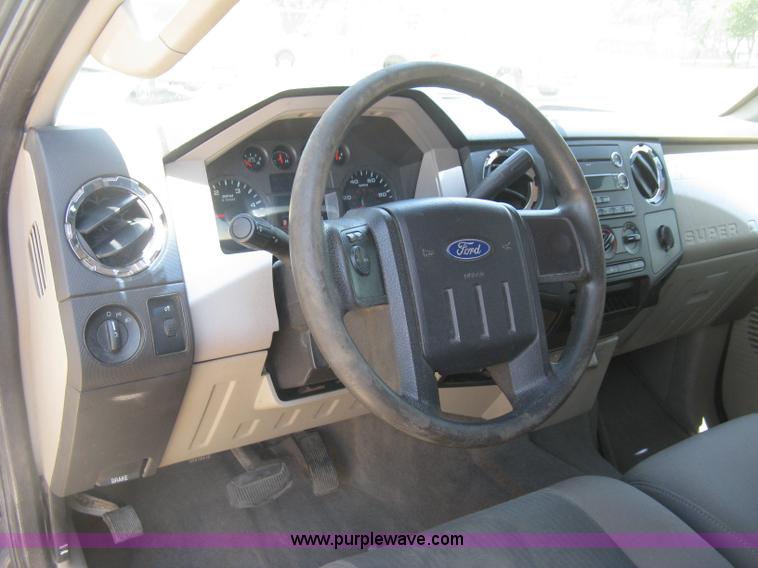 image for item K8652 2010 Ford F350 Super Duty XLT Crew Cab flatbed pickup truck