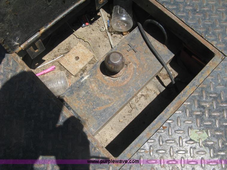 image for item K8652 2010 Ford F350 Super Duty XLT Crew Cab flatbed pickup truck