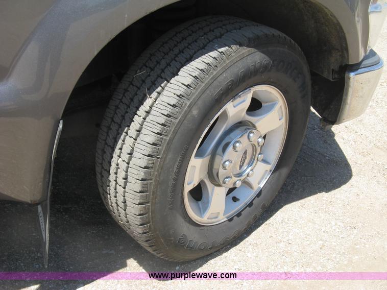 image for item K8652 2010 Ford F350 Super Duty XLT Crew Cab flatbed pickup truck