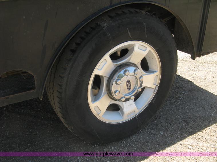 image for item K8652 2010 Ford F350 Super Duty XLT Crew Cab flatbed pickup truck