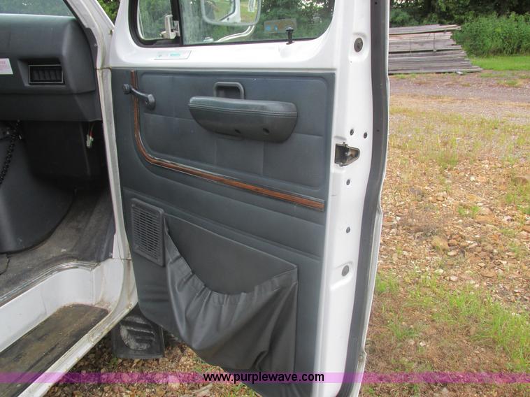 image for item L4038 1991 Ford Econoline E350 Super ambulance