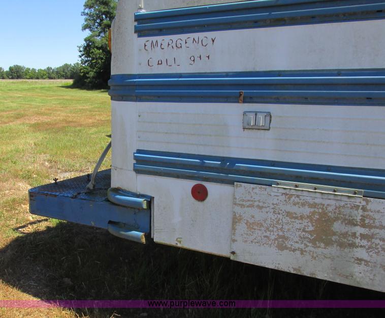 image for item L4054 1976 International 1603 bus