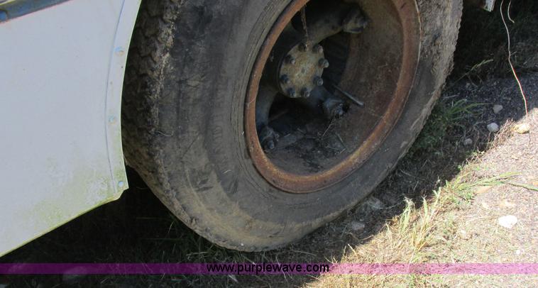 image for item L4054 1976 International 1603 bus