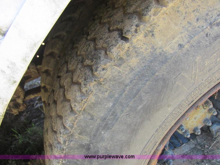 image for item L4054 1976 International 1603 bus