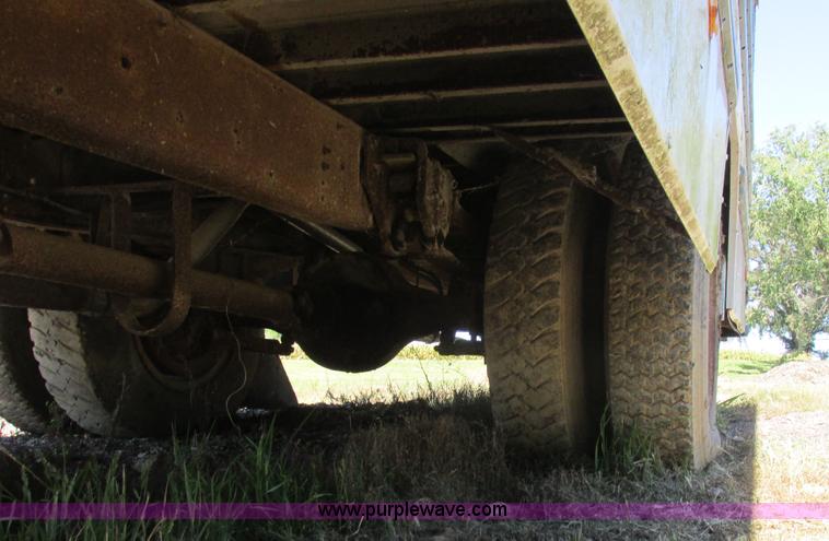 image for item L4054 1976 International 1603 bus