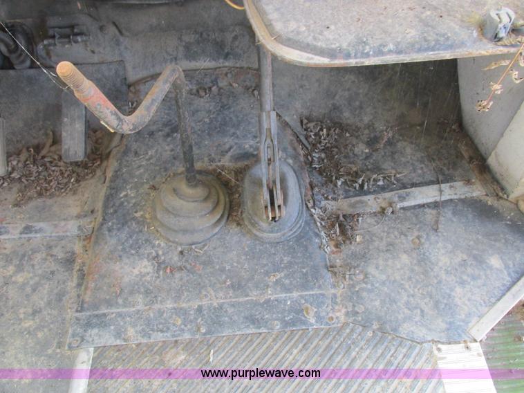 image for item L4054 1976 International 1603 bus