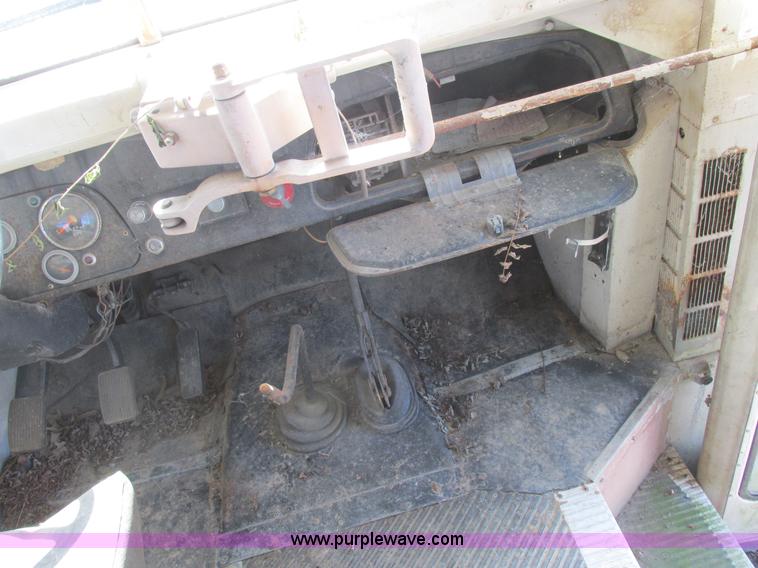 image for item L4054 1976 International 1603 bus