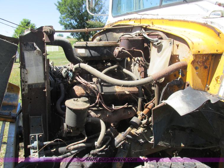 image for item L4054 1976 International 1603 bus