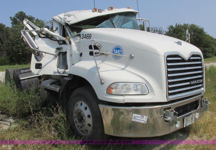 image for item L4056 2012 Mack CXU613 semi truck