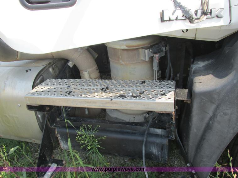 image for item L4056 2012 Mack CXU613 semi truck