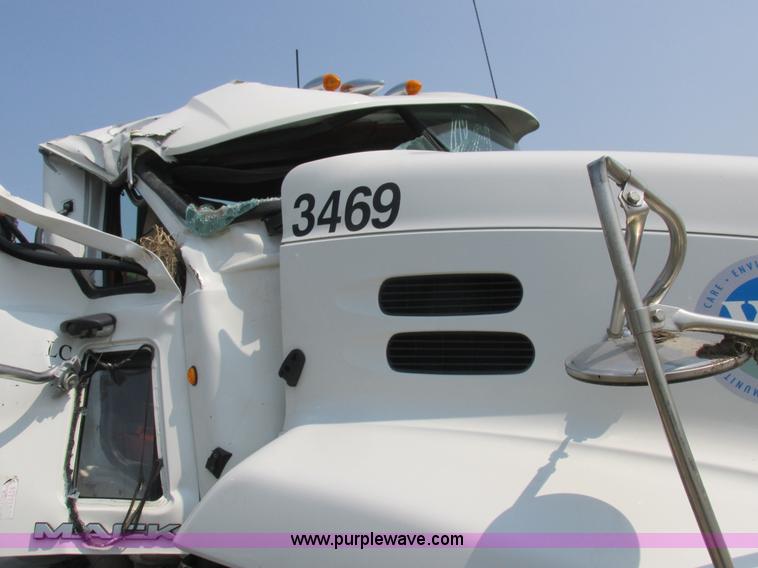 image for item L4056 2012 Mack CXU613 semi truck