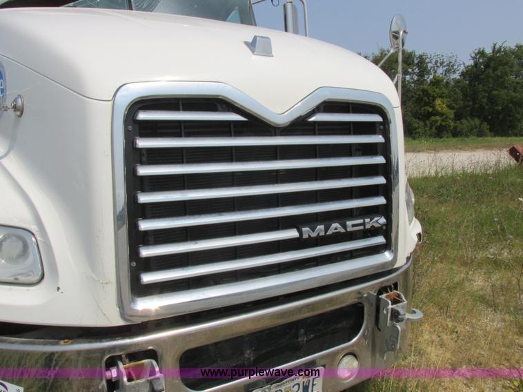 image for item L4056 2012 Mack CXU613 semi truck