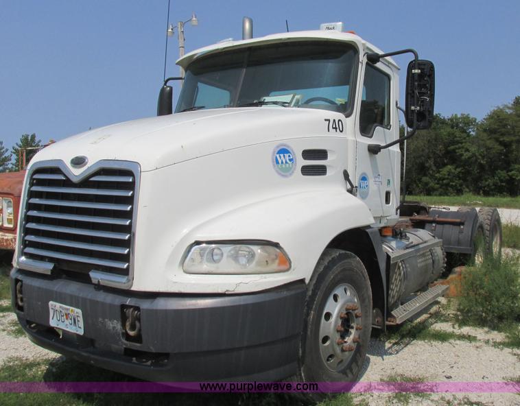 image for item L4058 2007 Mack CXN semi truck