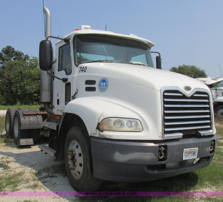 image for item L4058 2007 Mack CXN semi truck