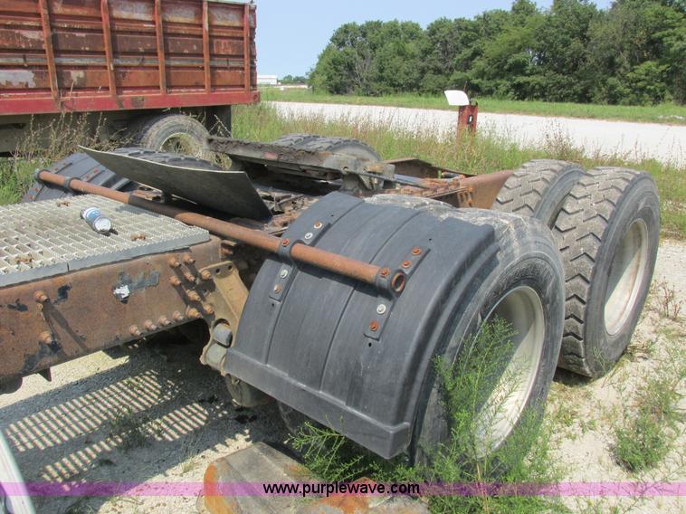 image for item L4058 2007 Mack CXN semi truck