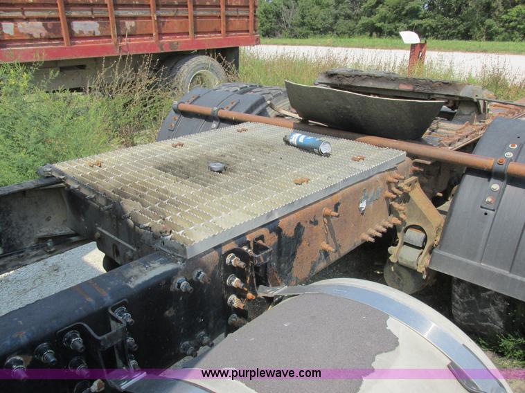 image for item L4058 2007 Mack CXN semi truck