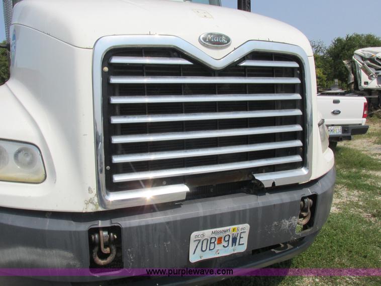 image for item L4058 2007 Mack CXN semi truck
