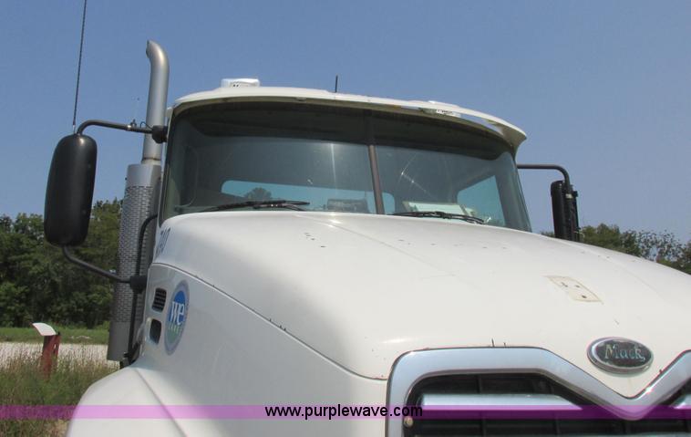 image for item L4058 2007 Mack CXN semi truck