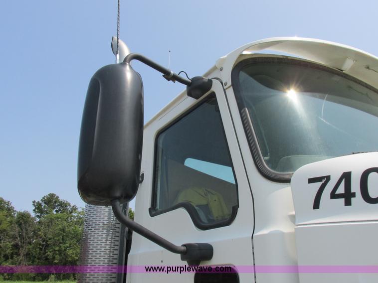 image for item L4058 2007 Mack CXN semi truck