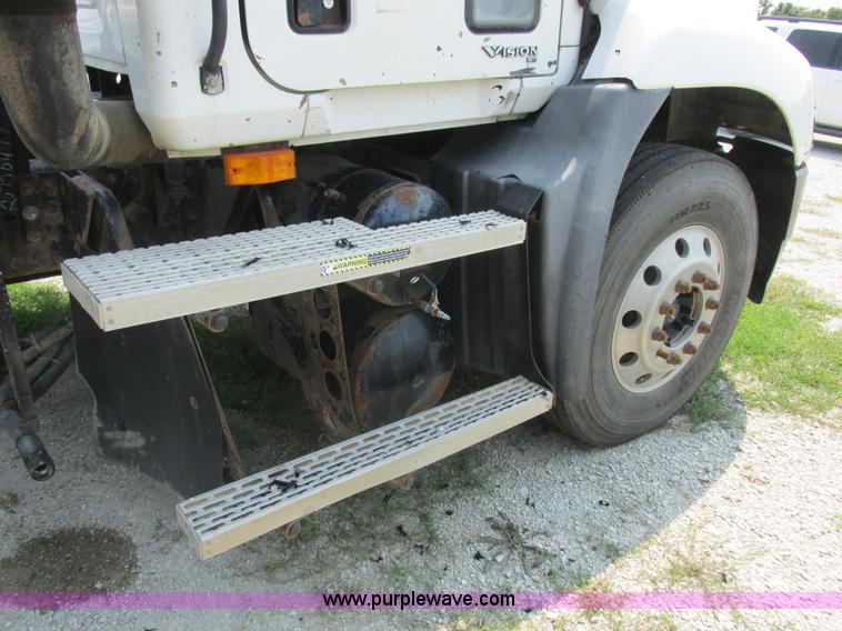 image for item L4058 2007 Mack CXN semi truck