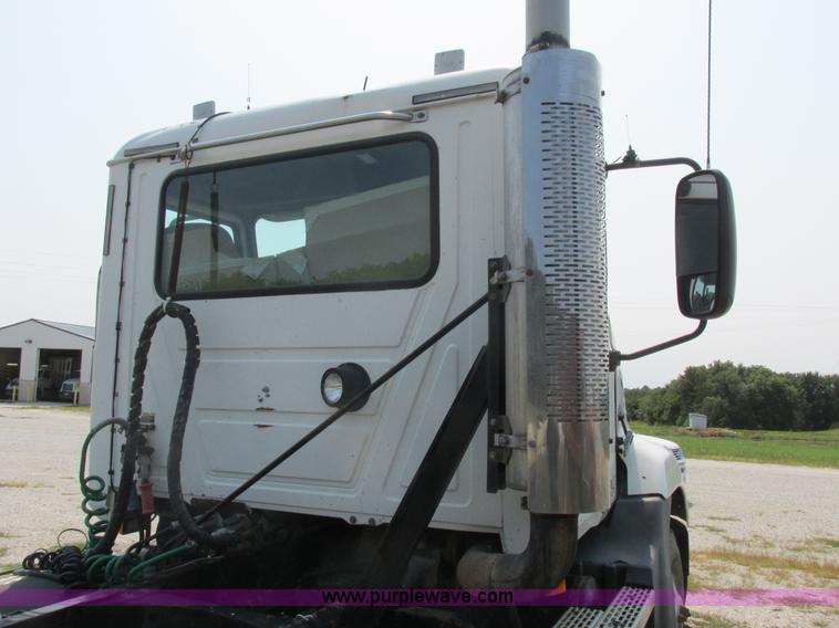 image for item L4058 2007 Mack CXN semi truck