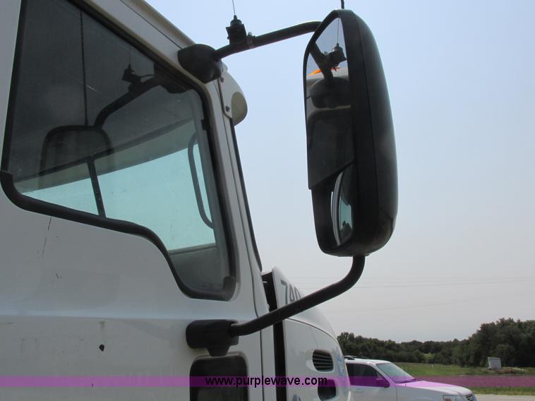 image for item L4058 2007 Mack CXN semi truck