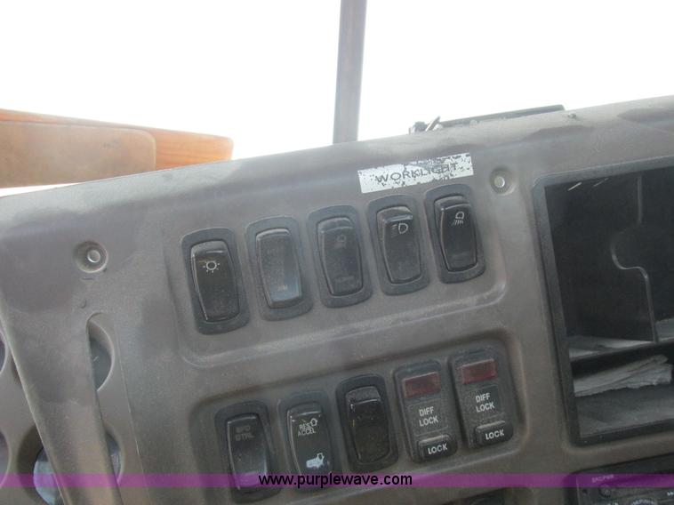 image for item L4058 2007 Mack CXN semi truck