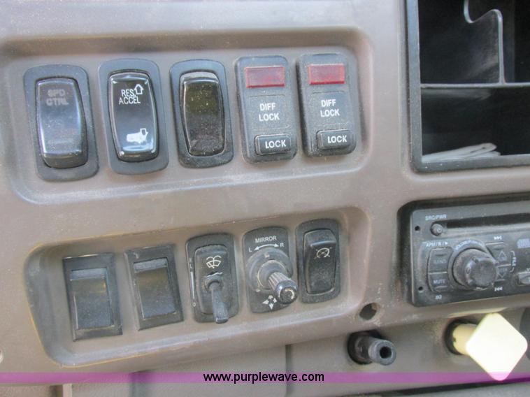 image for item L4058 2007 Mack CXN semi truck