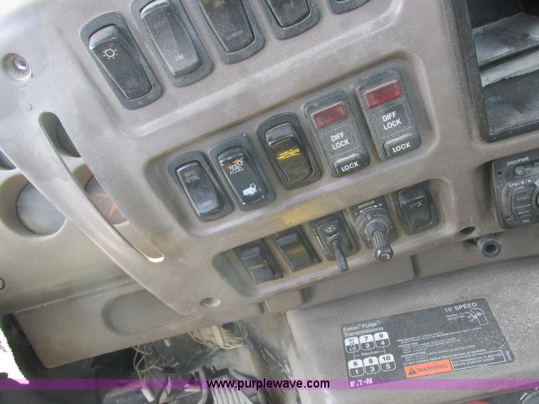 image for item L4058 2007 Mack CXN semi truck