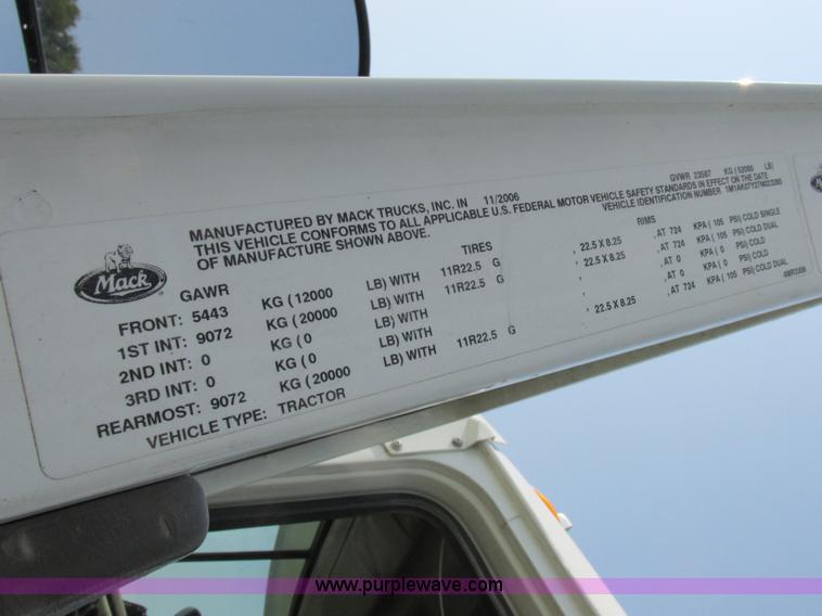 image for item L4058 2007 Mack CXN semi truck