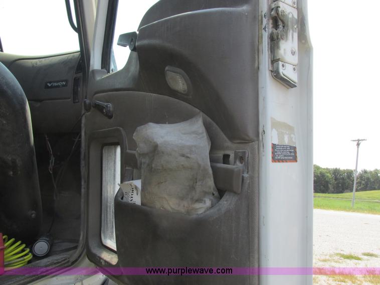 image for item L4058 2007 Mack CXN semi truck