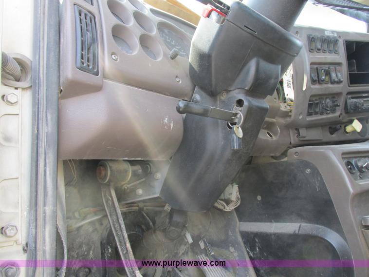 image for item L4058 2007 Mack CXN semi truck