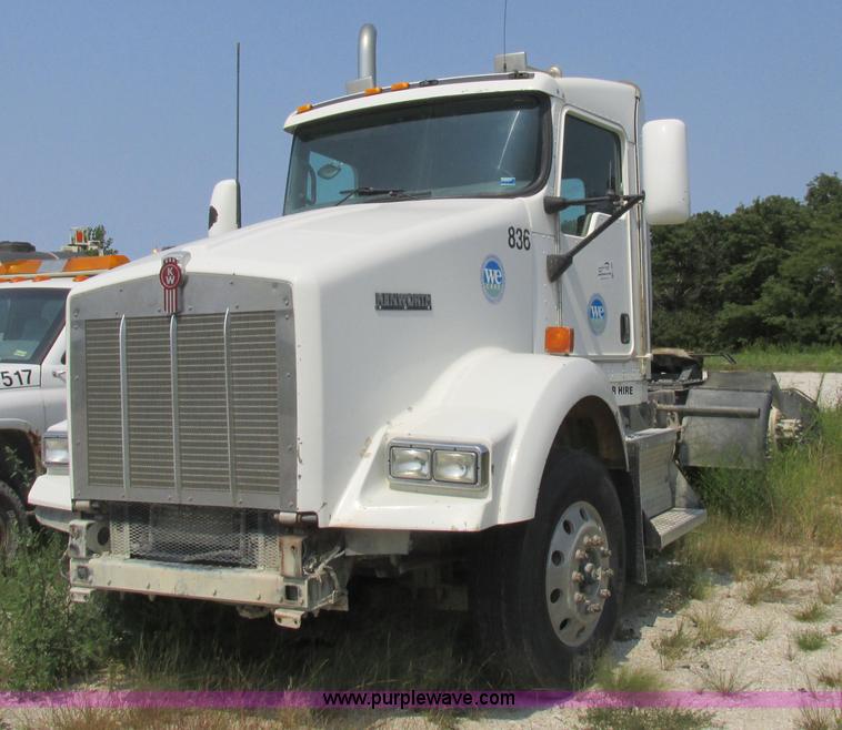 image for item L4060 2007 Kenworth T800 semi truck