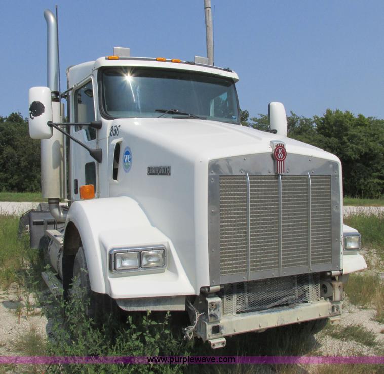 image for item L4060 2007 Kenworth T800 semi truck