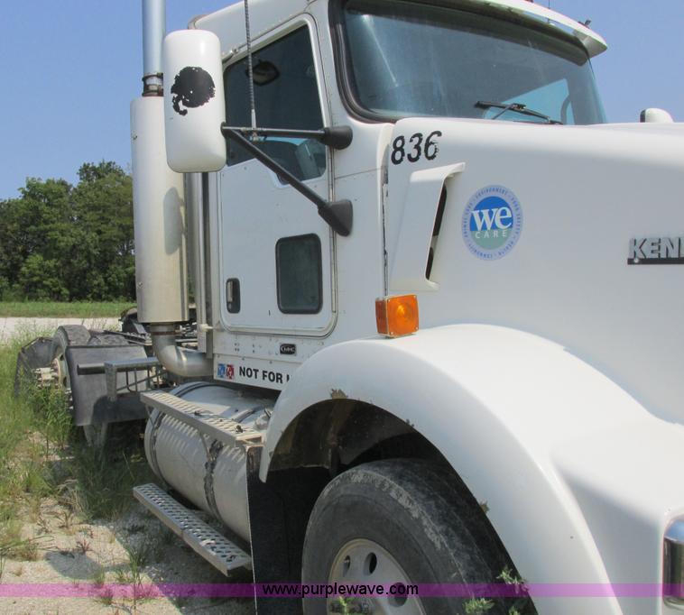 image for item L4060 2007 Kenworth T800 semi truck